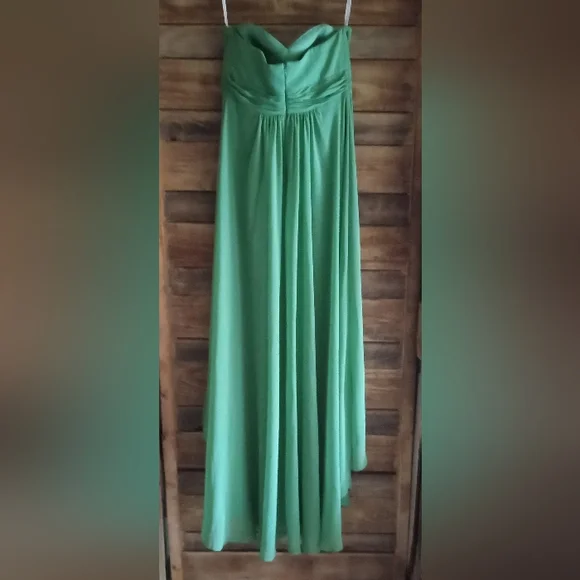 BEAUTIFUL LIGHT GREEN EVENT DRESS - Picture 2 of 6